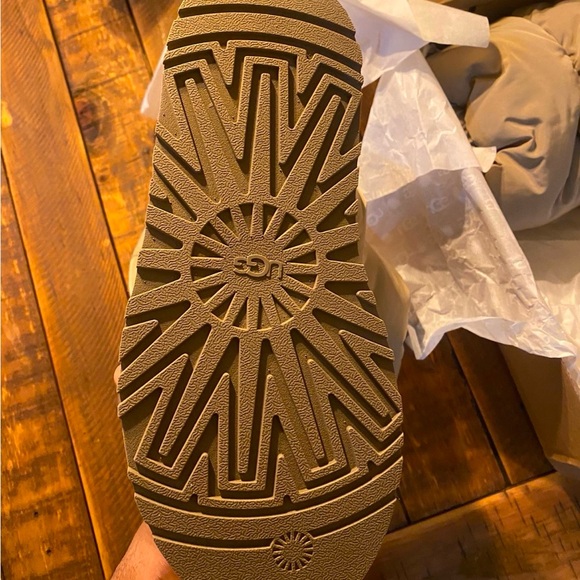 Brand New Ugg Classic Mini Dipper - Picture 3 of 8